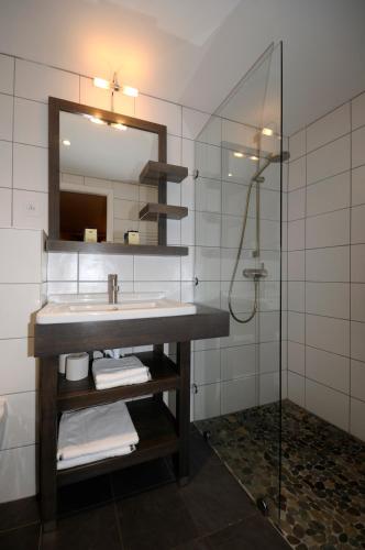 Ванная комната в La Cour du Bailli Suites & Spa
