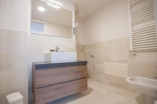 ein Badezimmer mit einem weißen Waschbecken und einem Spiegel in der Unterkunft Italianflat - Verona Suite in Verona