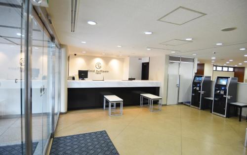 札幌市にあるホテル ラフィナート 札幌のロビー(2脚のスツールが備わる待合室付)