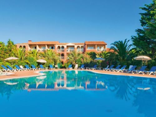 une vue du complexe depuis la piscine dans l'établissement Residence Le Hameau de la Pinede - maeva Home, à Hyères