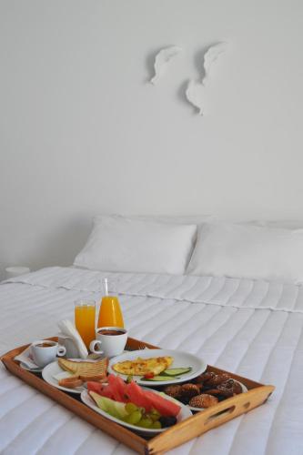 Una cama o camas en una habitación de Golden Beach Resort Anafi