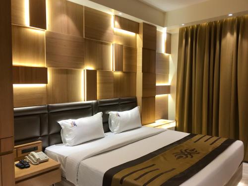 Postel nebo postele na pokoji v ubytování JRD Pride-Business Hotel