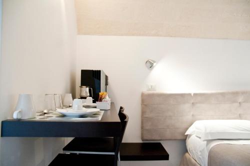 a room with a bed and a desk with a bed gmaxwell gmaxwell at B & B Sotto la Volta in Massafra