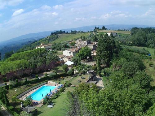 uma vista aérea de uma casa com piscina em Ripabuia em Marcialla