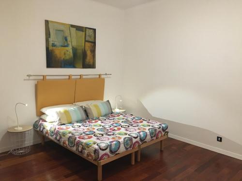 ein Schlafzimmer mit einem Bett mit einer Bettdecke darauf in der Unterkunft Victory in Gorizia