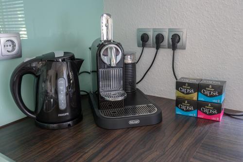 a black blender sitting on a wooden counter with a box at Business Wohnung ++ hochwertige Ausstattung in Paderborn