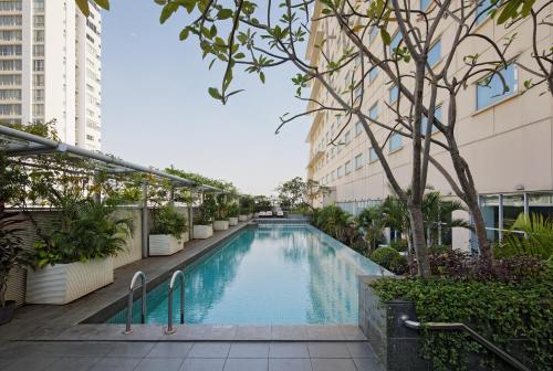 a swimming pool in the middle of a building at HARRIS Hotel and Conventions Kelapa Gading Jakarta in Jakarta