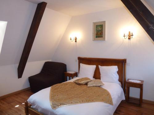 Кровать или кровати в номере La Cour du Bailli Suites & Spa