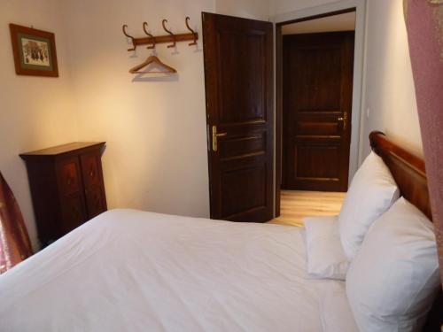 Кровать или кровати в номере La Cour du Bailli Suites & Spa
