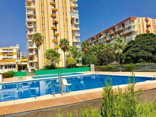 basen przed wysokimi budynkami w obiekcie Edifício Hercules w mieście Benalmádena