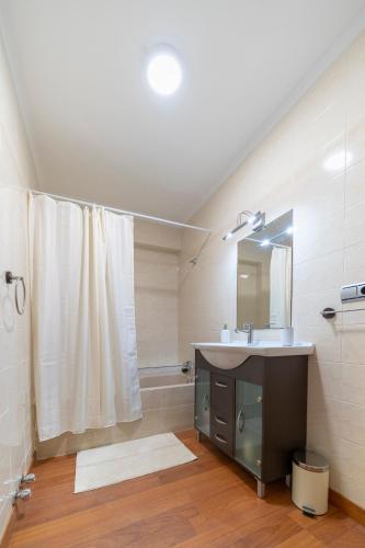 a bathroom with a sink and a shower at Apartamento En El Centro De Nerja in Nerja