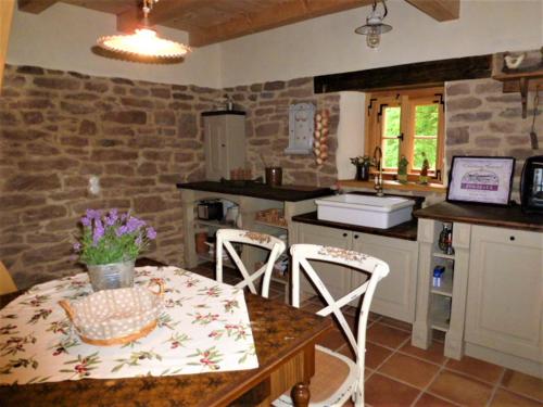 cocina con mesa y sillas en una habitación en Cottage Das kleine Glück, en Rosendorf