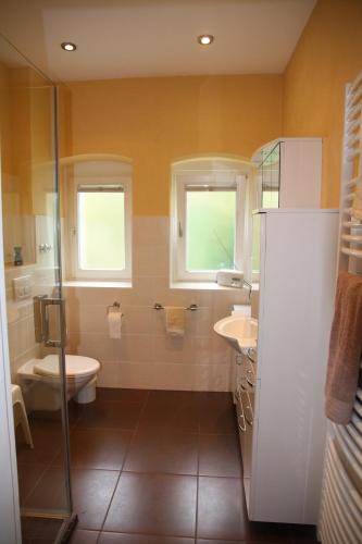 ゴスラーにあるFerienwohnung Bornemannのバスルーム(トイレ、洗面台、シャワー付)