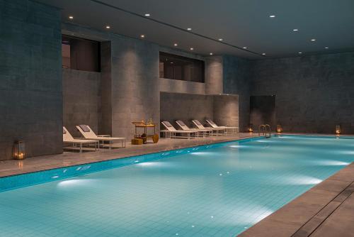 上海的住宿－上海素凱泰酒店，一个带椅子和桌子的大型游泳池