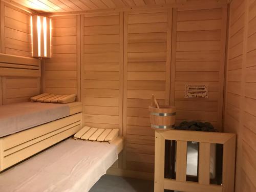 a sauna with two beds and a table at Komfort-Ferienwohnung Dat Penthuus by Meer-Ferienwohnungen in Olpenitz