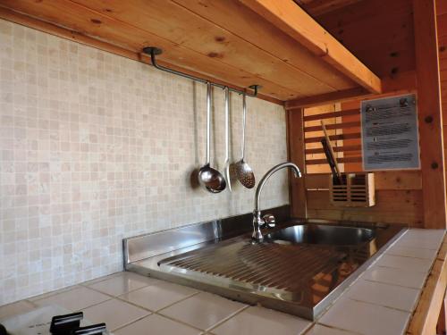 cocina con fregadero y utensilios de acero inoxidable en Camping Reno, en Casal Borsetti