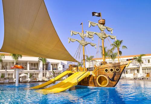 Bazén v ubytování Olympic Lagoon Resort Ayia Napa nebo v jeho okolí