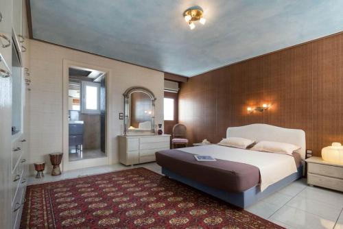 Ένα ή περισσότερα κρεβάτια σε δωμάτιο στο 165 sm Penthouse Maisonette Apartment