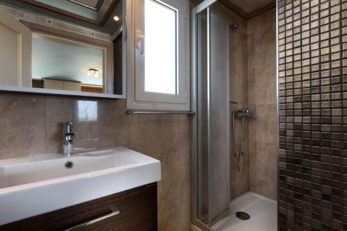 Ένα μπάνιο στο 165 sm Penthouse Maisonette Apartment