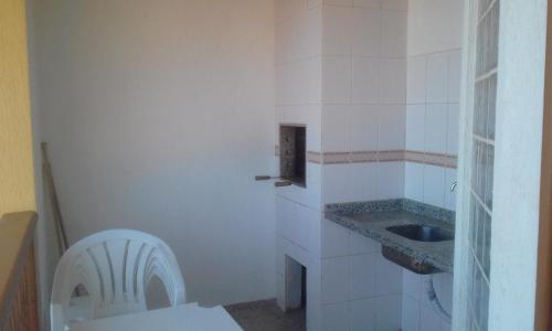 a small bathroom with a sink and a toilet at Lola Apart in Bombinhas