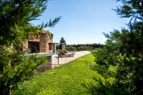 uma vista para a casa a partir do jardim em Mediterra retreat em Kapandrítion