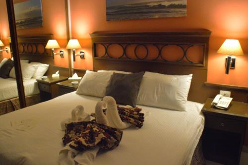 Kama o mga kama sa kuwarto sa Capri Hotel Suites