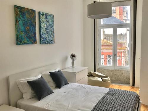 波尔图Sé Boutique Apartment的一间带床和窗户的白色卧室