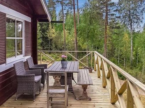 PätiäläにあるHoliday Home Ylähuone by Interhomeの木製デッキ(テーブル、椅子付)