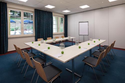 a conference room with a long table and chairs at Gästehaus Chorin in Chorin