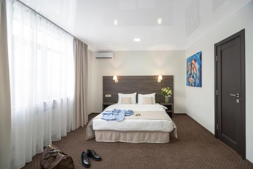 Un pat sau paturi într-o cameră la SPA Hotel Galera