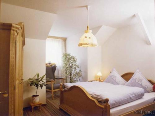 1 dormitorio con 1 cama y una maceta en Appartementhaus "Haflinger Hof", en Bad Füssing
