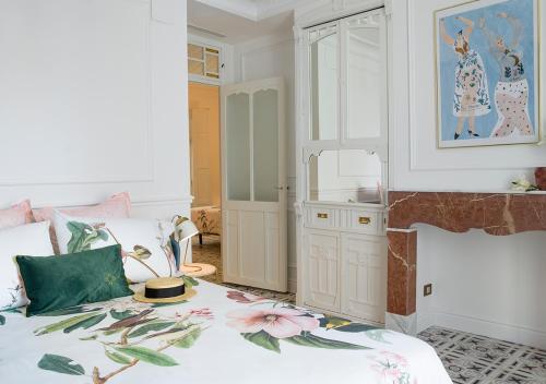 a bedroom with a bed with flowers on it at Casa Timoteo Apartamentos Boutique Adults Only in Alcoy