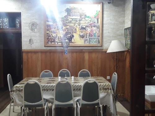 a table and chairs in a room with a picture on the wall at Highcliffe Guest House in Haputale