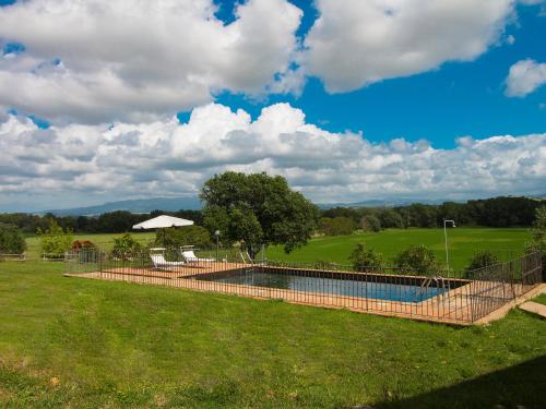 einen Zaun um einen Pool auf einem Feld in der Unterkunft Holiday Home Sweet Maremma by Interhome in SantʼAntonio