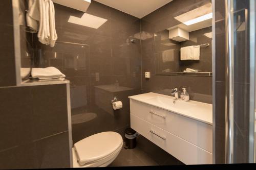 A bathroom at Svartisen Apartments