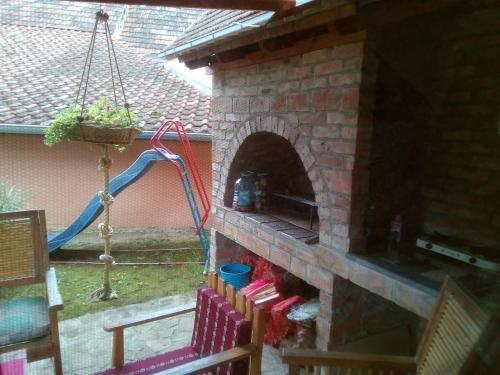 un horno de ladrillo con una manguera saliendo de él en Tera Nova en Vrdnik