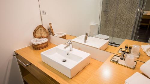 ペーゾ・ダ・レーグアにあるBugalha My Loft Douro 2のバスルーム(白い洗面台、鏡付)