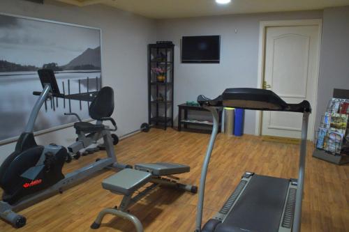 Das Fitnesscenter und/oder die Fitnesseinrichtungen in der Unterkunft Capri Hotel Suites