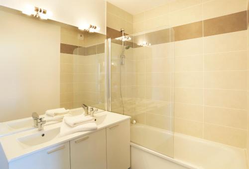 Gallery image of R&eacute;sidence N&eacute;m&eacute;a Le Cap Azur in Saint-Mandrier-sur-Mer