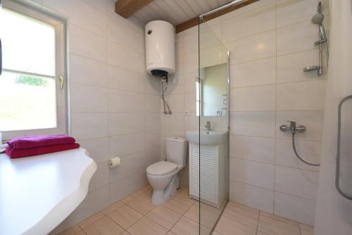 Bilik mandi di Sodybos kompleksas - ECO Resort Trakai