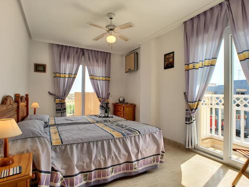 1 dormitorio con cama y ventana grande en Marinesco 2 - Tomas Maestre - 3206, en La Manga del Mar Menor