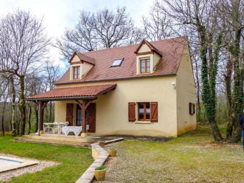 una pequeña casa amarilla con techo en Holiday Home Les Chenes by Interhome en Salviac