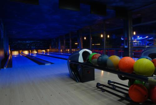 a bowling alley with pins and balls on the lanes at QUEST HOTEL - dawniej Hotel Planeta in Brzesko