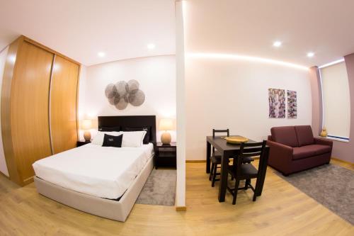 ペーゾ・ダ・レーグアにあるBugalha My Loft Douro 3のベッドルーム1室(ベッド1台、テーブル、椅子付)