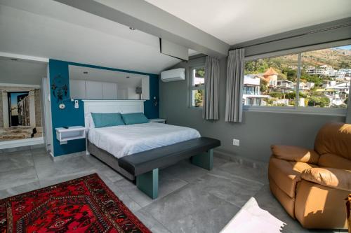 una camera con letto e divano di Bikini Beach Penthouse a Gordonʼs Bay