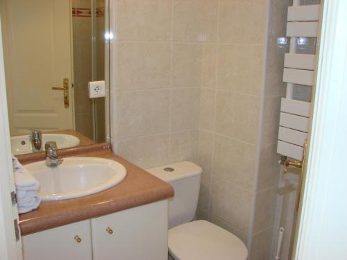 une salle de bain avec toilettes et lavabo dans l'établissement ACCI Cannes Croisette, à Cannes