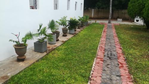 Un jardín fuera de Dayanithi Guest House