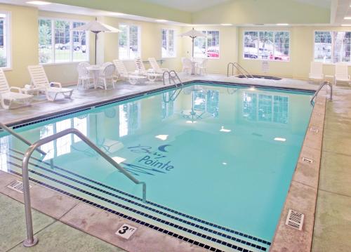 a large swimming pool with chairs and tables at Bay Pointe Inn in Orangeville