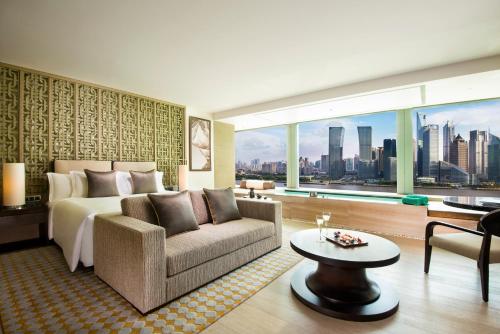 A seating area at Banyan Tree Shanghai On The Bund