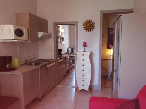 une cuisine avec un évier et un plan de travail dans l'établissement Studio Cannes Croisette, à Cannes